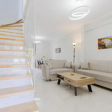 Artistic Flair 3-bdrm Maison, 90m To Beach