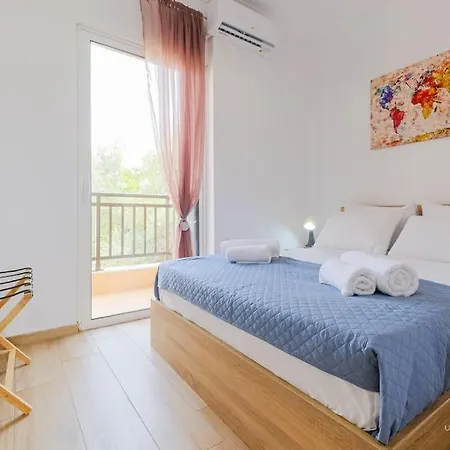 Artistic Flair 3-bdrm Maison, 90m To Beach