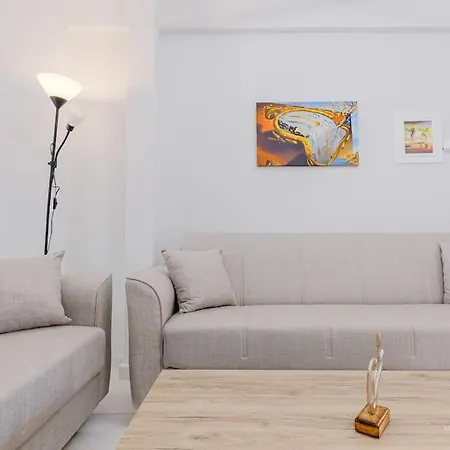 Artistic Flair 3-bdrm Maison, 90m To Beach Casa vacanze