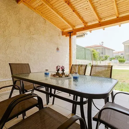Artistic Flair 3-bdrm Maison, 90m To Beach *