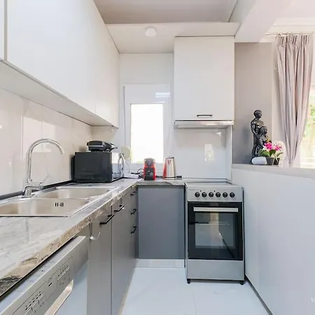 Artistic Flair 3-bdrm Maison, 90m To Beach Nikiti (Sithonia)