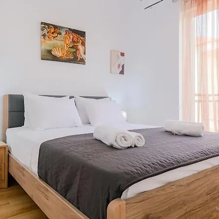 Artistic Flair 3-bdrm Maison, 90m To Beach