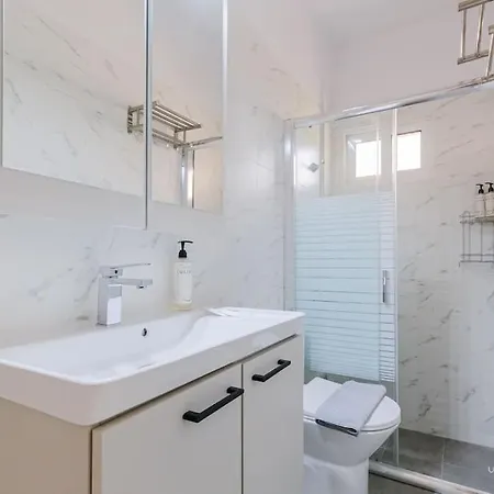 Artistic Flair 3-bdrm Maison, 90m To Beach Casa vacanze *