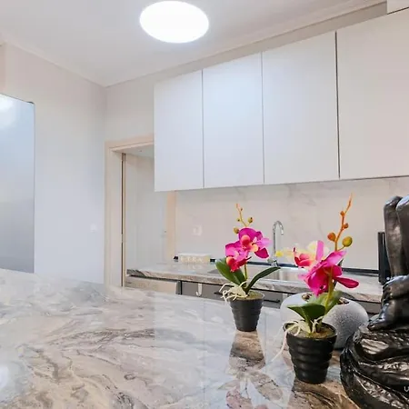 Artistic Flair 3-bdrm Maison, 90m To Beach